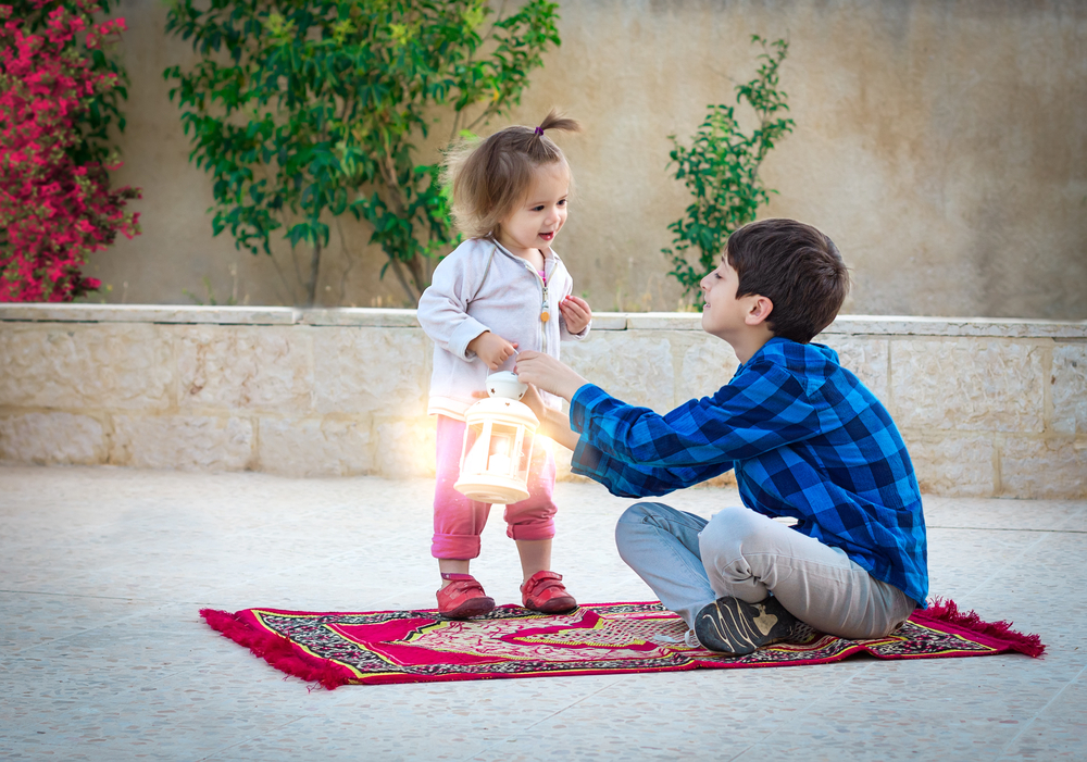 ١٠ طرق سهلة تهيئ طفلك لجدول العيد المزدحم!